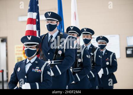 I membri della base aerea di Travis Honor Guard presentano i colori durante la 60a cerimonia di premi annuali dell'Ala per la mobilità aerea 2020, il 19 febbraio 2021, a Travis AFB, California. La cerimonia ha riconosciuto e messo in evidenza il personale militare e civile di Travis AFB per l’anno. Foto Stock