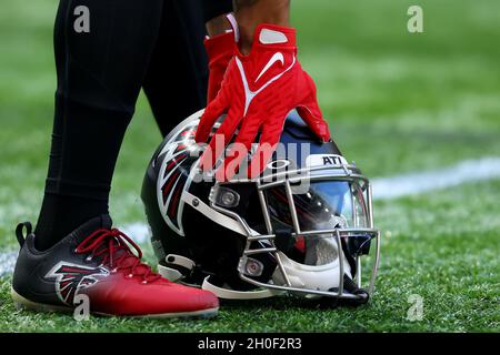 Londra, Inghilterra; 10 ottobre 2021; Tottenham Hotspur Stadium, Londra, Inghilterra; NFL UK Series, Atlanta Falcons Versus New York Jets: Atlanta Falcons running back Mike Davis (28) raccoglie il suo casco Foto Stock