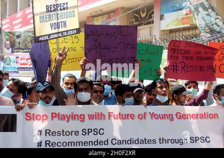 Hyderabad, Pakistan, 12 ottobre 2021. I membri dei giovani di Sindh stanno tenendo una manifestazione di protesta per il ripristino della SPSC, presso il press club di Hyderabad martedì 12 ottobre 2021. Foto Stock