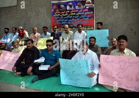 Hyderabad, Pakistan, 12 ottobre 2021. I membri della Wapda Paigham Union stanno organizzando una manifestazione di protesta contro Hesco, presso il press club di Hyderabad martedì 12 ottobre 2021. Foto Stock