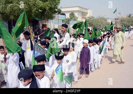 Hyderabad, Pakistan, 12 ottobre 2021. Gli insegnanti e gli studenti del Seminario Islamico stanno organizzando un raduno jashan-e-Eid Milad-un-Nabi (SAW) in occasione del 12° Rabi-ul-Awwal la cerimonia di compleanno del Santo Profeta (P.B.U.H) che si terrà nella zona del Korangi Sector-48 a Karachi martedì 12 ottobre 2021. Foto Stock