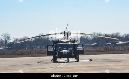 Soldiers of Charlie Company, 2-149th General Aviation Support Battaglione, Texas Army National Guard ha risposto alla risposta attiva di stato al Winter Storm Uri Feb 19.2021, presso il San Antonio Army Aviation Support Facility, Martindale, Texas. Circa 32 soldati dell'unità hanno dichiarato di essere in servizio presso la struttura e hanno eseguito controlli di manutenzione e pianificazione pre-volo al fine di consegnare cibo e acqua alle comunità del Texas. Foto Stock