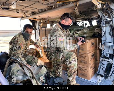 Soldiers of Charlie Company, 2-149th General Aviation Support Battaglione, Texas Army National Guard ha risposto alla risposta attiva di stato al Winter Storm Uri Feb 19.2021, presso il San Antonio Army Aviation Support Facility, Martindale, Texas. Circa 32 soldati dell'unità hanno dichiarato di essere in servizio presso la struttura e hanno eseguito controlli di manutenzione e pianificazione pre-volo al fine di consegnare cibo e acqua alle comunità del Texas. Foto Stock