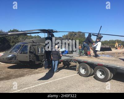 Soldiers of Charlie Company, 2-149th General Aviation Support Battaglione, Texas Army National Guard, consegnare cibo e acqua in risposta a Winter Storm Uri 20 febbraio 2021, Camp Wood, Texas. Foto Stock