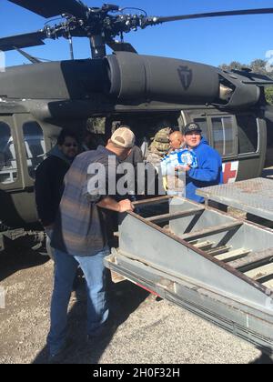 Soldiers of Charlie Company, 2-149th General Aviation Support Battaglione, Texas Army National Guard consegnare cibo e acqua ai texani in risposta alla tempesta invernale Uri 20 febbraio 2021, Camp Wood, Texas. Foto Stock