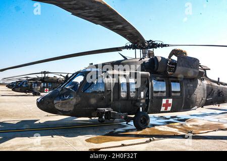 Soldiers of Charlie Company, 2-149th General Aviation Support Battaglione, Texas Army National Guard ha risposto alla risposta attiva di stato al Winter Storm Uri Feb 19.2021, presso il San Antonio Army Aviation Support Facility, Martindale, Texas. Circa 32 soldati dell'unità hanno dichiarato di essere in servizio presso la struttura e hanno eseguito controlli di manutenzione e pianificazione pre-volo al fine di consegnare cibo e acqua alle comunità del Texas. Foto Stock