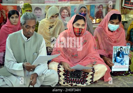 Hyderabad, Pakistan, 12 ottobre 2021. I membri di Voice of Baloch Missing persons stanno tenendo una manifestazione di protesta per il recupero della loro amata, presso il PRESS Club di Quetta martedì 12 ottobre 2021. Foto Stock