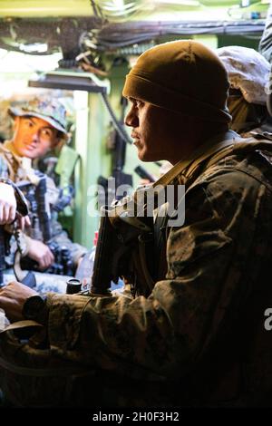 Ricardo Guerra, ufficiale di fanteria con 2° Battaglione, 7° Reggimento Marino, 1° Divisione Marina, corre in un veicolo da combattimento anfibio (ACV) alla conclusione di Marine Air Ground Task Force Warfighting Exercise (MWX) 2-21 presso Marine Corps Air Ground Combat Center, Twentynine Palms, Calif., febbraio 20, 2021. MWX 2-21 è stata la prima volta che gli ACV sono stati impiegati durante un 1° esercizio di addestramento della Divisione Marina. Foto Stock