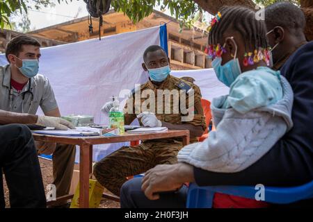 Il personale dell'esercito degli Stati Uniti Sgt. Aidan McNulty, assegnato al Civil Affairs Team (CAT) 142, Delta Co. 91st Civil Affairs Battaglione, fornisce assistenza medica ad un locale del Burkina Faso a Bobo-Dioulasso, Burkina Faso, 20 febbraio 2021. I membri dell'esercito degli Stati Uniti hanno fornito l'attrezzatura medica e la formazione ai medici militari di Burkinabé a Bobo-Dioulasso. La formazione ha sostenuto le visite mediche e le cure di più di 400 persone con l'assistenza militare degli Stati Uniti focalizzata sulla costruzione della capacità delle forze di sicurezza del Burkina Faso. Foto Stock