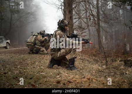 Soldati italiani assegnati alla Bravo Company, 11th Bersaglieri Battaglione fornire la sicurezza dopo un agguato al Joint multinazionale Readiness Center in Hohenfels Training Area, Germania, 21 febbraio 2021. Combined Resolve XV consente ad alleati e partner di connettersi – personalmente, professionalmente, tecnicamente e tatticamente – per creare forze più forti e capaci durante i periodi di crisi. Foto Stock