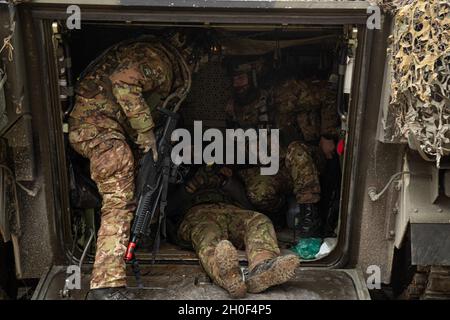 Soldati italiani assegnati a Bravo Company, 11th Bersaglieri Battaglione cura per una vittima dopo un attacco simulato di agguato nel Joint multinazionale Readiness Center in Hohenfels Training Area, Germania, 21 febbraio 2021. Combined Resolve XV è un'esercitazione multinazionale diretta dal Dipartimento della sede centrale dell'Esercito, progettata per costruire la prima squadra di combattimento delle Brigate corazzate, la disponibilità della prima Divisione Calvario e migliorare l'interoperabilità con le forze alleate per combattere e vincere contro qualsiasi avversario. Foto Stock