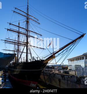 La nave RRS Discovery con il centro visitatori e V&A Dundee alle spalle, Discovery Point, Dundee, Scozia, Regno Unito Foto Stock