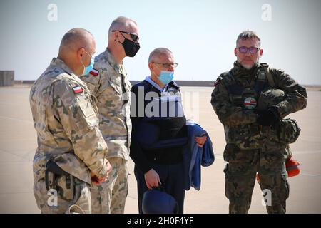 L’Ambasciatore della Polonia in Iraq, centro dell’onorevole Marcin Kubiak, saluta il comandante della contingenza militare polacca e il comandante del sergente maggiore durante una visita alla base aerea di al Asad, Iraq, 21 febbraio 2021. Durante la sua visita, l'ambasciatore si è incontrato con l'AAAB e il 42° gruppo di supporto regionale, la Guardia Nazionale del New Jersey, il comandante, il col. Robert M. Martinez, e ha accolto i soldati attualmente assegnati alla Task Force Minecraft e i soldati spagnoli assegnati alla Task Force Toro. I soldati spagnoli e polacchi fanno parte delle forze della coalizione internazionale che sostengono la lotta per sconfiggere Daesh. Foto Stock