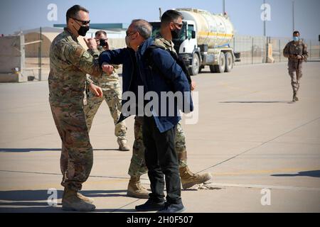 Christopher Clark, comandante, 321° Gruppo di spedizione aerea saluta l’ambasciatore spagnolo in Iraq, l’onorevole Juan Jose Escobar Stemmann al suo arrivo alla base aerea di al Asad, Iraq, qui il 21 febbraio 2021. L’ambasciatore polacco e Stemmann in Iraq, l’onorevole Marcin Kubiak ha incontrato Clark e l’Esercito statunitense Robert M. Martinez, comandante, AAAB, e il 42° Gruppo di supporto regionale, la Guardia Nazionale del New Jersey, e ha salutato i rispettivi soldati attualmente assegnati alla Task Force Toro e alla Task Force Minecraft. I soldati spagnoli e polacchi fanno parte della coalizione internazionale supo Foto Stock