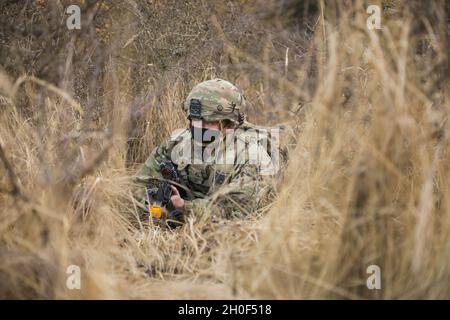 Soldato statunitense assegnato alla Delta Company, il 91st Brigade Engineer Battaglione fornisce sicurezza durante il Combined Resolve XV presso l'Hohenfels Training Area di Hohenfels, Germania, 21 febbraio 2021. Combined Resolve XV è un'esercitazione multinazionale diretta dal Dipartimento della sede centrale dell'Esercito, progettata per costruire la 1st Armored Brigade Combat Team, la 1st Cavalry Division e migliorare l'interoperabilità con le forze alleate per combattere e vincere contro qualsiasi avversario Foto Stock