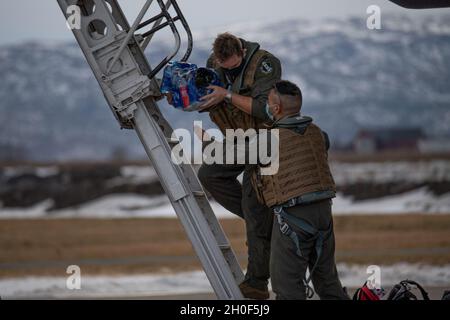 L'equipaggio assegnato al 9° Squadrone della bomba di spedizione scarica un B-1B Lancer alla stazione dell'aeronautica di Ørland, Norvegia, 22 febbraio 2021. Il 9° EBS è operativo fuori dalla Norvegia a sostegno di un'implementazione della Bomber Task Force. La conduzione di missioni BTF consente ai membri del personale di volo di familiarizzare con il teatro e di offrire opportunità di integrazione degli Stati Uniti con gli alleati della NATO e i partner regionali. Foto Stock