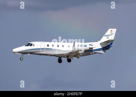 Silver Cloud Air Cessna 560XL Citation XLS (REG: D-CRON) atterraggio con un arcobaleno sullo sfondo. Foto Stock