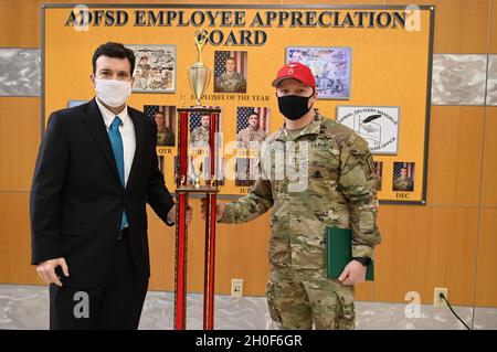 SGT. Prima classe Shane McGonigle, un istruttore presso la Fort Lee's Quartermaster School, è stato riconosciuto dal sig. Jason Hanifin, direttore del dipartimento di consegna aerea dell'esercito e servizi sul campo, come il dipendente dell'anno in una cerimonia di febbraio 22 a Fort Lee, Va. Foto Stock