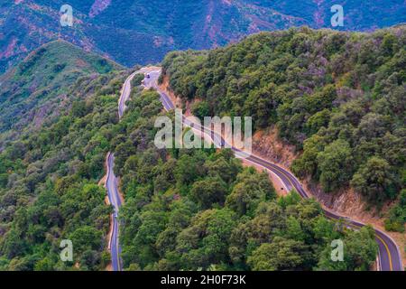 Strada di montagna dall'alto in Sierra Nevada, USA Foto Stock