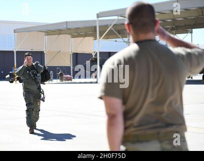 Il Major Nicholas “Jakal” Rallo, 63rd Fighter Squadron F-35A pilota istruttore Lightning II, restituisce un saluto da Senior Airman Zachary Lorenz, 63rd Aircraft Maintenance Unit Crew Chief, 22 febbraio 2021, presso la Luke Air Force base, Arizona. Rallo è il primo pilota a Luke a completare 1,000 ore di volo nella F-35A. Questa pietra miliare mette in evidenza la capacità di Luke di formare e trasformare Airmen pronti per i combattimenti per soddisfare le esigenze di combattimento. Foto Stock