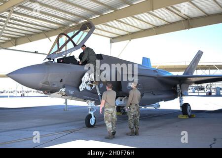 Il Major Nicholas “Jakal” Rallo, 63esimo pilota istruttore Fighter Squadron F-35A Lightning II, effettua un'ispezione preflight con il Senior Airman Zachary Lorenz e Airman 1st Class Castro Villari, 63esimo capo equipaggio dell'unità di manutenzione degli aeromobili, 22 febbraio 2021, presso la base militare Luke Air Force base, Arizona. Rallo funge anche da assistente di direzione operativa del Gruppo operativo 944/distaccamento 2 ed è il primo pilota a raggiungere le 1,000 ore di volo a Luke. Questa pietra miliare mette in evidenza la capacità di Luke di formare e trasformare Airmen pronti per i combattimenti per soddisfare le esigenze di combattimento. Foto Stock