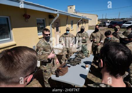 Un consulente per l'aviazione da combattimento assegnato al sesto Squadrone delle operazioni speciali istruisce la familiarizzazione del go-bag ai membri schierati dell'elemento di risposta del suolo dell'aeromobile assegnati al 193a Squadrone delle forze di sicurezza delle operazioni speciali durante il Guerriero Smeraldo 21.1 al centro di addestramento di Camp McCain, Mississippi, 23 febbraio 2021. Combat Aviation Advisors sono Comandos aerei che servono in distaccamenti aerei operativi e sono responsabili per l'integrazione con Surface Special Operations Forces consulenti per condurre attività operative speciali da, con e attraverso forze aeree straniere in permissive, ostili, e. Foto Stock