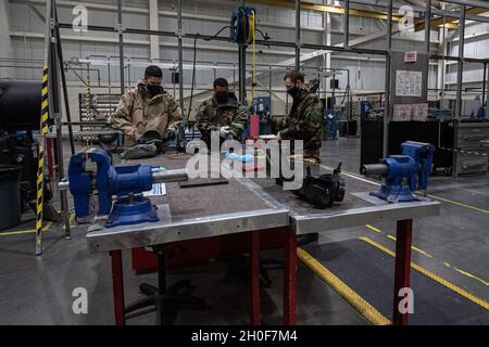 Gli airman assegnati al 305esimo Squadron di manutenzione si preparano ad eseguire la formazione di qualificazione di compito alla base congiunta McGuire-Dix-Lakehurst, N.J., 23 febbraio 2021. Il 305esimo MXS conduce annualmente TQT in lamiera per simulare le operazioni di guerra chimica in un outfit protettivo orientato alla missione. Foto Stock