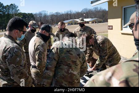 Un consulente per l'aviazione da combattimento assegnato al sesto Squadrone delle operazioni speciali istruisce la familiarizzazione del go-bag ai membri schierati dell'elemento di risposta del suolo dell'aeromobile assegnati al 193a Squadrone delle forze di sicurezza delle operazioni speciali durante il Guerriero Smeraldo 21.1 al centro di addestramento di Camp McCain, Mississippi, 23 febbraio 2021. Combat Aviation Advisors sono Comandos aerei che servono in distaccamenti aerei operativi e sono responsabili per l'integrazione con Surface Special Operations Forces consulenti per condurre attività operative speciali da, con e attraverso forze aeree straniere in permissive, ostili, e. Foto Stock