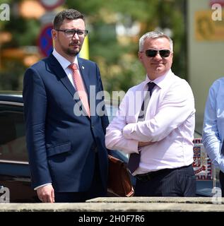 Kurim, Repubblica Ceca. 31 maggio 2017. ***FILE PHOTO*** L-R Jiri Ovcacek, portavoce del presidente ceco Milos Zeman, e Vratislav Mynar, capo dell'ufficio presidenziale, si trovano a Kurim, Repubblica Ceca, il 31 maggio 2017. Credit: Vaclav Salek/CTK Photo/Alamy Live News Foto Stock