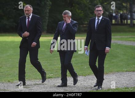 Kunin, Repubblica Ceca. 24 settembre 2015. ***FILE PHOTO*** L-R Jaroslav Hlinovsky, segretario del presidente, Vratislav Mynar, capo dell'ufficio presidenziale, e Jiri Ovcacek, portavoce del presidente ceco Milos Zeman, si trovano a Kunin, Repubblica Ceca, il 24 settembre 2015. Credit: Jaroslav Ozana/CTK Photo/Alamy Live News Foto Stock