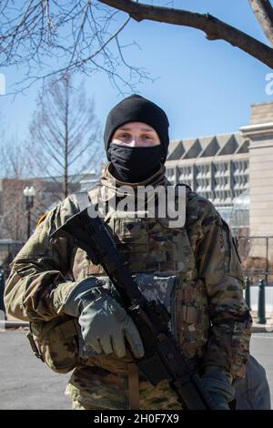 SPC dell'esercito degli Stati Uniti. Carlie Mattonen con Forward Support Company, 107th Engineer Battaglione, Michigan National Guard, si trova vicino all'edificio del Campidoglio degli Stati Uniti a Washington, D.C., 23 febbraio 2021. La Guardia Nazionale è stata invitata a continuare a sostenere le forze dell'ordine federali con sicurezza, comunicazioni, evacuazione medica, logistica e supporto per la sicurezza alle agenzie statali, distrettuali e federali fino a metà marzo. (Esercito Foto Stock