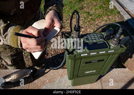 Personale Sgt. Christopher Perkins, 38° specialista dei sistemi di trasmissione a radiofrequenza Rescue Squadron, prende nota dopo aver stabilito con successo le comunicazioni con Moody il 23 febbraio 2021, presso la base aerea di MacDill, Florida. Durante l'esercizio Agile Combat Employment Exercise Mosaic Tiger, gli Airmen assegnati alla 23d Wing e alla 93d Air Ground Operations Wing hanno impostato un'antenna per comunicare con Moody tramite onde radio ad alta frequenza. L'utilizzo della gamma ad alta frequenza consente a questi Airmen di comunicare su lunghe distanze senza incontrare vulnerabilità inerenti alle comunicazioni satellitari, ad esempio maliici Foto Stock