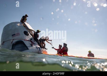 Parascue Jumpers e Combat Rescue Officer della 48a pratica di Rescue Squadron per il recupero degli astronauti da una capsula di SpaceX durante il Rescue Force Qualification Course presso la Stazione dell'Aeronautica militare di Cape Canaveral il 23 febbraio 2021. Il Rescue Force Qualification Course è ospitato dal Dipartimento della Difesa Human Space Flight Support Office e fornisce una formazione trimestrale per il personale di soccorso del Dipartimento della Difesa, le agenzie partner e altre organizzazioni escue con istruzioni reali per il recupero degli astronauti. Questa formazione consente a una moltitudine di personale di una varietà di orga Foto Stock