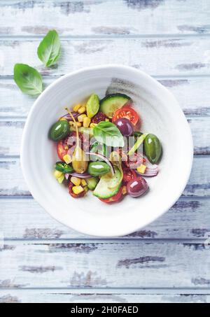 Insalata semplice con olive verdi e Kalamata, cetrioli, pomodori ciliegini e marinati, capperi e peperoni Jalapeno. Foto Stock