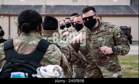 Gli airman della seconda ala della Bomba sono accolti dal Colon Mark Dmytryszyn, secondo comandante della BW, e da altri leader di base al ritorno alla base dell'aeronautica militare di Barksdale, la., 24 febbraio 2021, dopo un dispiegamento della Bomber Task Force alla base dell'aeronautica militare Andersen, Guam. Il BTF ha portato i bombardieri di stratofortress B-52H e il secondo BW Airmen al teatro Indo-Pacific per testare la loro capacità di integrare e operare da una posizione avanzata. Foto Stock