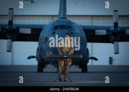 Airman 1st Class Josiah Beecham, 27th Special Operations Aircraft Maintenance Squadron elettrico e ambientale apprendista, suona il pianoforte sulla linea di volo di fronte a un AC-130W Stinger II a Cannon AFB, N.M., 25 febbraio 2021. Come apprendista elettrico e ambientale, Beecham lavora regolarmente sulla AC-130W Stinger II. Oltre a funzionare come maintainer dell'aeroplano, Beecham dice che fare la musica è la sua cosa favorita da fare e spera di diventare un artista liberato in avvenire. Foto Stock