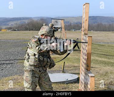 SGT. Prima classe Justin S. Rorex con 1 ° Battaglione, 214 reggimento Aviazione, 12 ° combattimento Aviazione Brigata, 'Wings of Victory,' incendi una M4 Carbine sulla Range 21, Baumholder manovra Training Area, Germania 24 febbraio 2021. Foto Stock