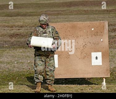 SGT. Rorex con 1° Battaglione, 214° Regiment Aviazione, 12° Brigata Aviazione da combattimento, 'Wings of Victory,' sta controllando i suoi risultati durante un esercizio di fuoco in tensione della M4 Carbine, Baumholder manovrare Area di addestramento, Germania 24 febbraio 2021. Foto Stock