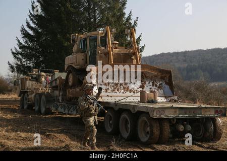 Un soldato degli Stati Uniti dal 115esimo Battaglione di supporto della Brigata, 1st Armored Brigade Combat Team, 1st Cavalry Division guida un sistema di veicoli logistici durante il Combined Resolve XV presso Hohenfels Training Area, Germania, il 24 febbraio 2021. Combined Resolve XV è un'esercitazione multinazionale diretta dal Dipartimento della sede centrale dell'Esercito, progettata per costruire la prima squadra di combattimento delle Brigate Armored, la disponibilità della prima Divisione Cavalleria e migliorare l'interoperabilità con le forze alleate per combattere e vincere contro e avversari. Foto Stock