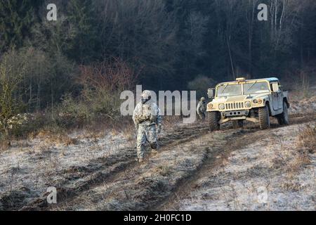 Un soldato degli Stati Uniti dal 115esimo Battaglione di supporto della Brigata, 1st Armored Brigade Combat Team, 1st Cavalry Division guida un veicolo a ruote multiuso ad alta mobilità durante il Combined Resolve XV all'Hohenfels Training Area, Germania, il 24 febbraio 2021. Combined Resolve XV è un'esercitazione multinazionale diretta dal Dipartimento della sede centrale dell'Esercito, progettata per costruire la prima squadra di combattimento delle Brigate Armored, la disponibilità della prima Divisione Cavalleria e migliorare l'interoperabilità con le forze alleate per combattere e vincere contro e avversari. Foto Stock