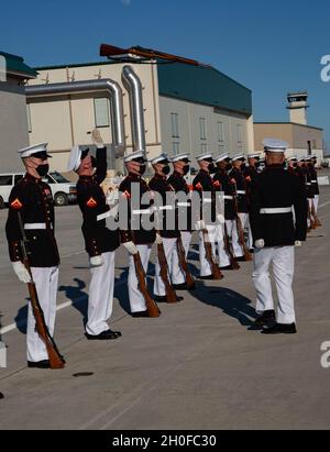 US Marine Corps Lance CPL. Berhens, #1 singolo per Silent Drill Platoon e Lance CPL. Xavier Cockrell, a destra, #1 ispettore fucile per il Silent Drill Platoon, eseguire la sequenza singola di ispezione fucile per Marines, marinai e civili sulla Marine Corps Air Station New River, North Carolina, 24 febbraio 2020. Il platoon fucile da 24 uomini esegue un'esclusiva esposizione di precisione dei movimenti di perforazione calcolati senza cadenza o comandi verbali. Foto Stock
