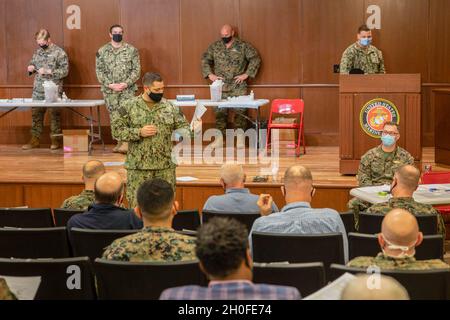 Ufficiale di Petty 2a classe Timothy Treas, un tecnico di medicina preventiva per la clinica di salute della filiale navale Belle Chasse, briefs Marines, marinai e civili di MARFORRES prima di somministrare il primo colpo del vaccino Moderna COVID-19 alla struttura di supporto del corpo marino di New Orleans, febbraio 25. Le vaccinazioni COVID-19 sono essenziali per proteggere la forza e mantenere la prontezza in modo che MARFORRES possa rimanere efficace nei combattimenti e dispiegabile in tutto il mondo. Foto Stock