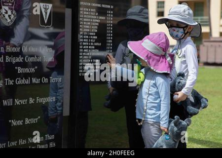 I bambini di Gold Star Family Member, la sig.ra Jennifer Ray, visitano la terza squadra di combattimento delle Brigate di fanteria, il 25° Memorial Soldato caduto della Divisione di fanteria, a Schofeld Barracks, Hawaii il 25 febbraio 2021. Il fratello della signora Ray, i Lt. Clovis T. Ray, era un leader del platoon del fucile assegnato secondo battaglione, 35esimo reggimento di fanteria quando è morto delle ferite subite durante un attacco nemico usando un dispositivo esplosivo improvvisato (IED) mentre sulla pattuglia nella valle del fiume di Pech nella provincia di Kunar, Afghanistan il 15 marzo 2012. Foto Stock