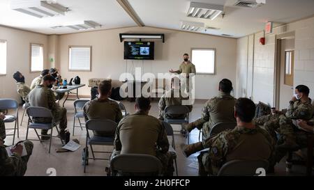 John Miller, consulente dell'aviazione di combattimento assegnato al Squadrone delle operazioni speciali, Fornisce istruzioni in aula sul supporto in aria ai membri dell'elemento di risposta a terra degli aerei schierati assegnati ai quadri delle forze di sicurezza delle operazioni speciali del 193° e 919° durante il guerriero Smeraldo 21.1 al Camp McCain Training Center, Mississippi, 25 febbraio 2021. Miller ha fornito ai membri DAGRE conoscenze di base e formazione sul CAS, chiamate per le procedure antincendio e procedure di emergenza. Emerald Warrior è il più grande esercizio di operazioni speciali congiunte in cui gli Stati Uniti Special Operations Command forc Foto Stock