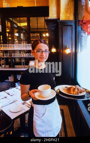 Vassoio di attesa della cameriera al Balthazar French Restaurant Manhattan NYC Foto Stock