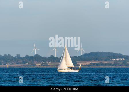 Segelboot auf der Ostsee in der Eckernförder Bucht, Schleswig-Holstein, Germania Foto Stock