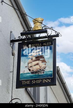 Insegna del pub inglese; l'insegna del pub Ship Inn, un pub St. Austell Ales a Looe, Cornwall UK Foto Stock