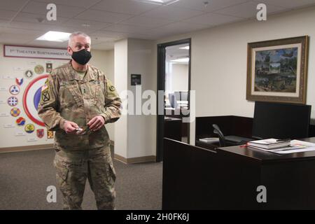 Il Gen. John Sullivan, comandante generale, 1° comando di sostegno del teatro, si prepara a premiare un soldato eccezionale con una prima moneta TSC a Fort Knox, Kentucky, 26 febbraio 2021. Sullivan premia continuamente i soldati per il loro duro lavoro e la loro dedizione. Foto Stock