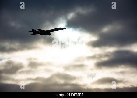 Un B-1B Lancer assegnato alla 9 ° Squadrone della bomba di spedizione vola sopra la stazione dell'aeronautica di Ørland, Norvegia, 26 febbraio 2021. Le missioni di bombardamento strategico forniscono ai membri del personale di volo la familiarizzazione del teatro e le opportunità per l'integrazione degli Stati Uniti con gli alleati della NATO e i partner regionali. Foto Stock