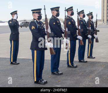 I soldati della Guardia Nazionale dell'Esercito di New York dal 2° Squadron, 101st Cavalry Regiment, stanno attualmente alle armi durante un servizio commemorativo per il Chief Warrant Officer 4 Christian Koch, Chief Warrant Officer 2 Daniel Prial, e Chief Warrant Officer 5 Steven Skoda, presso la struttura di volo di Rochester, NY, febbraio 26. Koch, Prial e Skoda, tre aviatori della Guardia Nazionale dell'Esercito, sono passati dal 20 gennaio quando il loro elicottero UH-60 Blackhwak si è schiantato vicino a Mendon, NY (NY Army Foto Stock